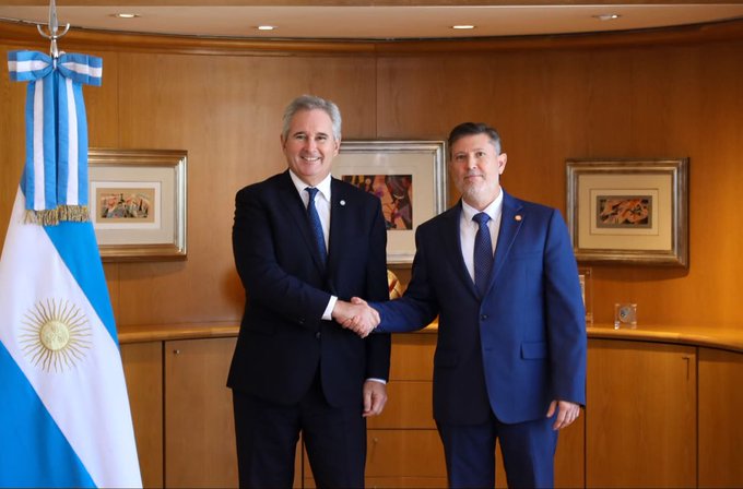 Cristian Auguadra y el Canciller Pablo Quirno.