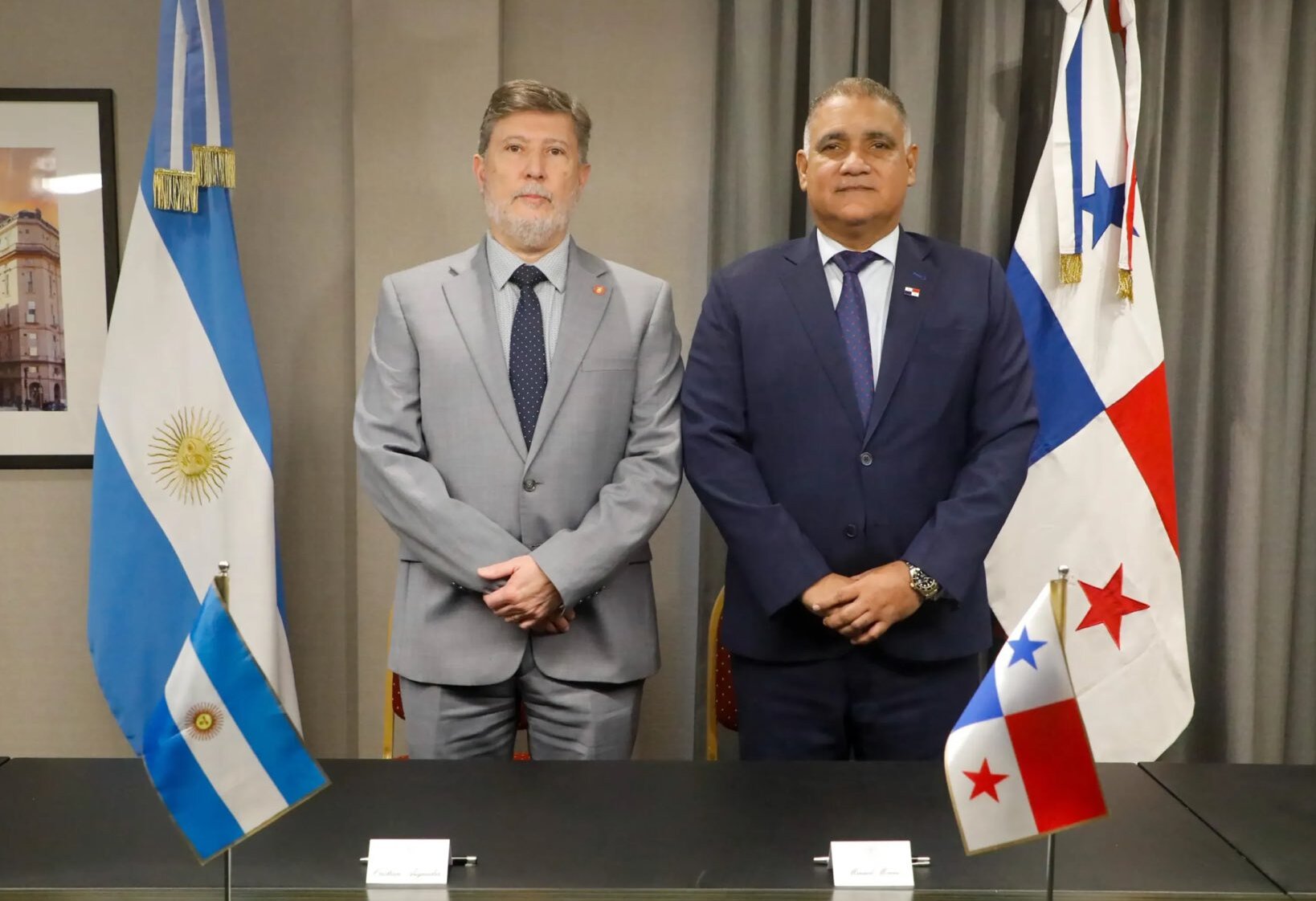 Cristian Auguadra junto al Secretario Ejecutivo del Consejo de Seguridad Nacional de la República de Panamá, Manuel Moreno.