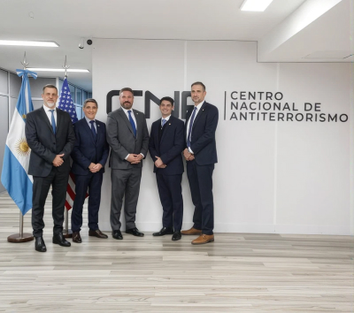 Imagen de El Co-Subdirector del FBI visitó el Centro Nacional Antiterrorismo de la SIDE